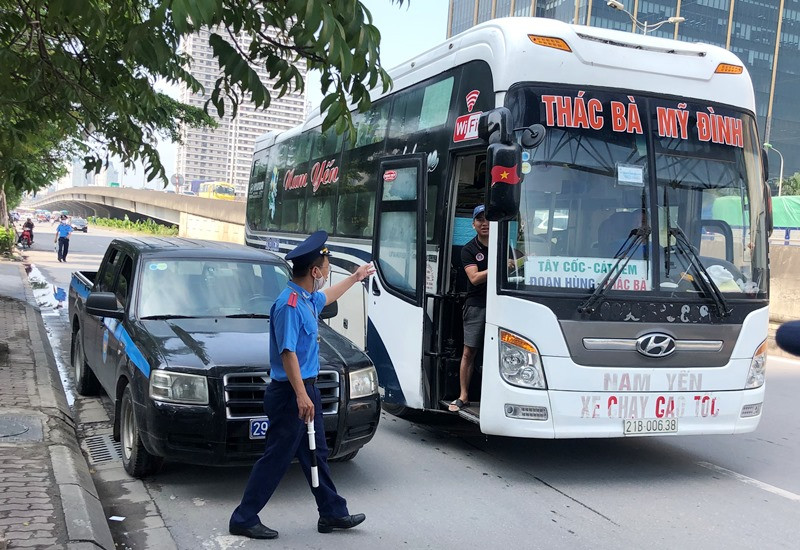 Thanh tra giao thông Hà Nội kiểm tra xe khách trên đường Phạm Hùng sáng 18/5