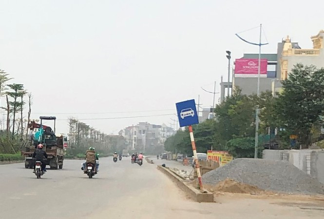 Đã 10 năm có dự án nâng cấp nhưng đến nay QL6 vẫn nhếch nhác. Ảnh: T.Đảng.