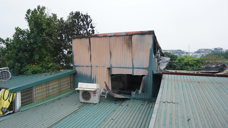 Ngôi nhà được quây kín bằng tôn và rào sắt.