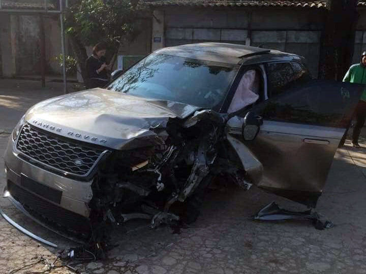 Chiếc ô tô bị bung lốp trước, nổ túi khí.