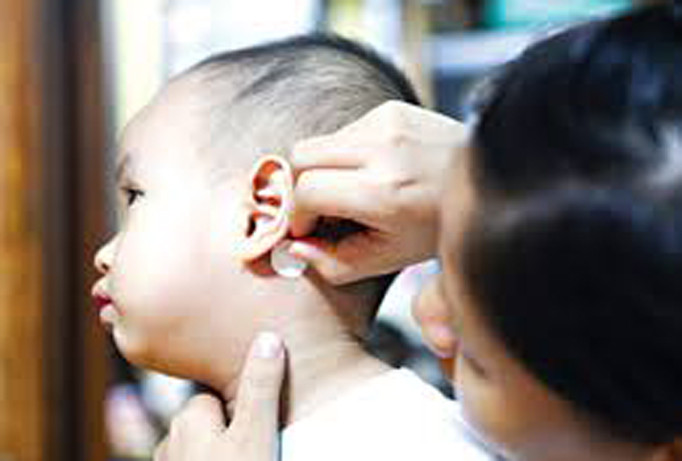 Nguy hiểm khi dùng miếng dán chống say xe cho trẻ.