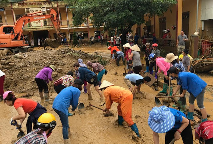 Các đoàn viên thanh niên vẫn đang khẩn trương nỗ lực khắc phục hậu quả trận lũ.
