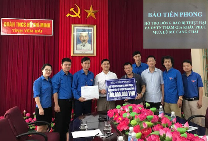 Đại diện báo Tiền Phong trao hỗ trợ cho các gia đình bị nạn và tiếp sức ĐVTN tham gia khắc phục hậu quả lũ quét Mù Cang Chải.