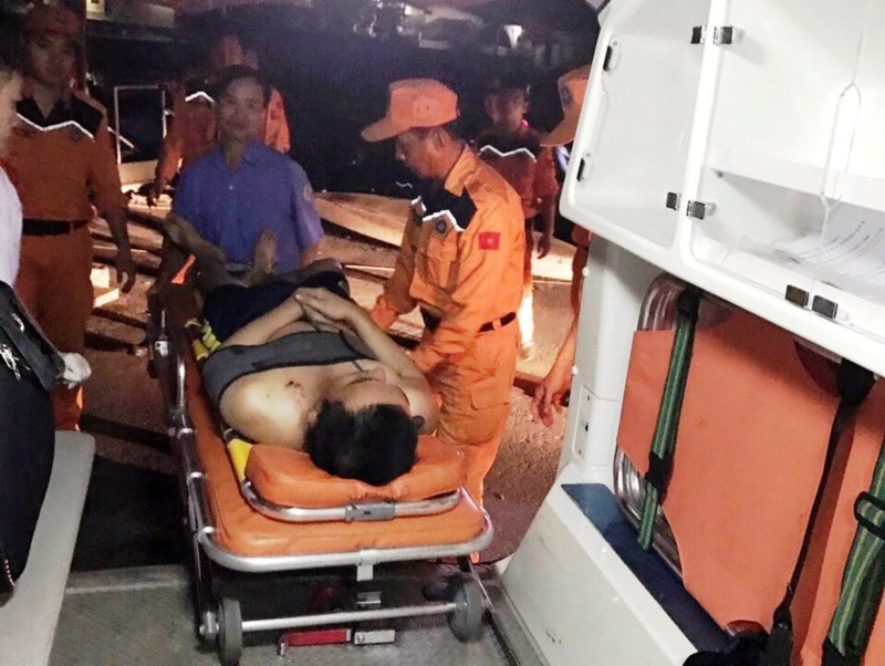 Thuyền viên Vương được lực lượng cứu nạn, cứu hộ đưa vào bờ. Ảnh D. Công.