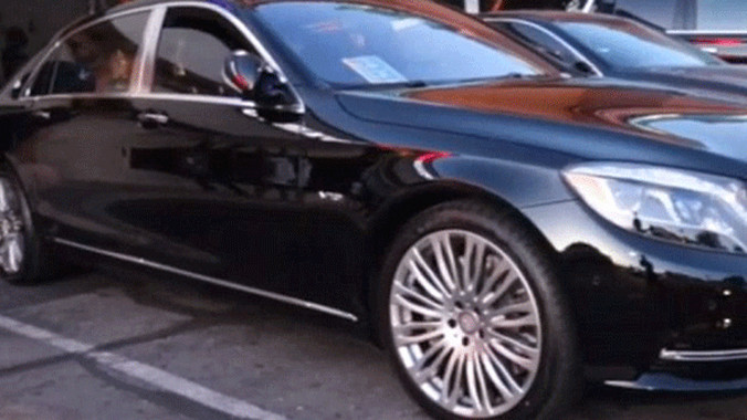 Mayweather sắm Maybach S600 trước trận đấu.