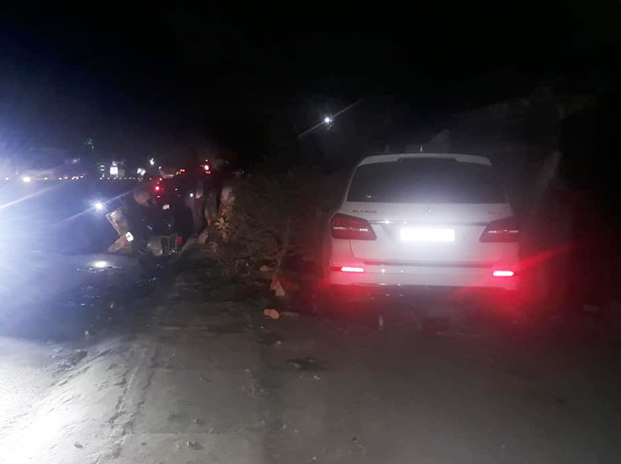 Chiếc Mercedes nằm lọt trên vỉa hè sau khi gây tai nạn liên hoàn.