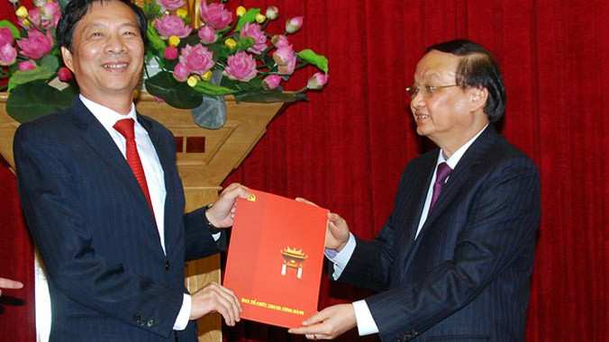 Đồng chí Tô Huy Rứa trao quyết định cho đồng chí Nguyễn Văn Đọc. Ảnh: Lao Động.