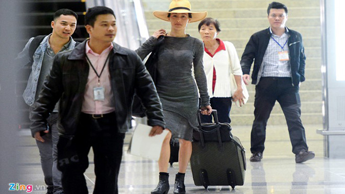 'Đả nữ' Maggie Q tươi như hoa khi tới Hà Nội