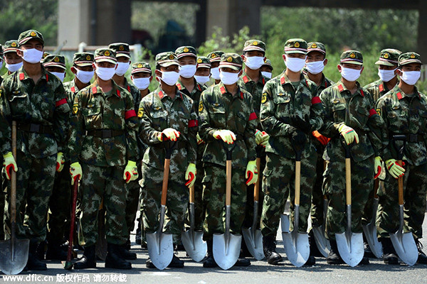 Cảnh sát vũ trang có mặt tại Thiên Tân để tham gia tìm kiếm, cứu nạn. Ảnh: IC.