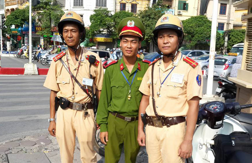 Tổ công tác giúp đỡ người phụ nữ có ý định tự tử về nhà an toàn.