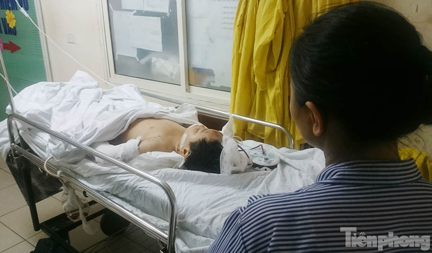 Cháu P. đang được chăm sóc tại bệnh viện. Ảnh: Thanh Hà.