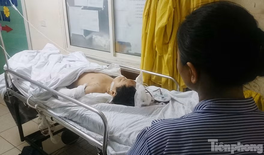 Cháu P. đang được chăm sóc tại bệnh viện. Ảnh: Thanh Hà.