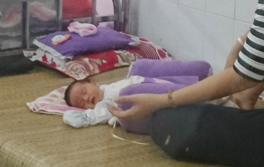 Bé gái đang được chăm sóc. Ảnh Thanh Hà.