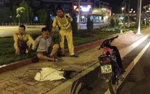 Tổ công tác bắt giữ tên trộm chó cùng tang vật lúc sáng sớm.