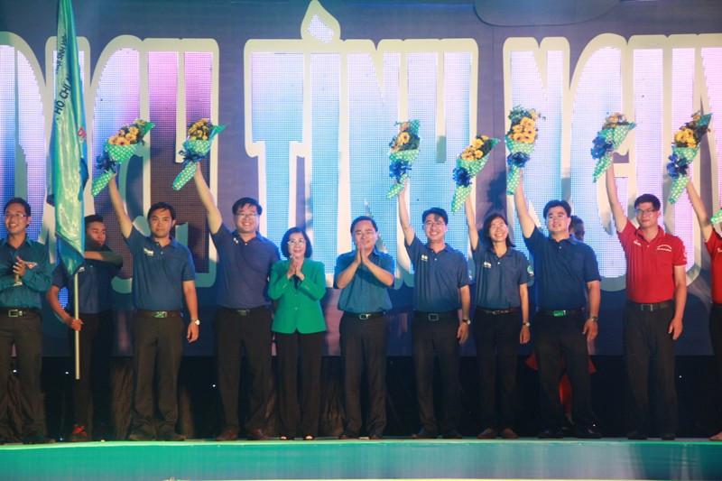 Bà Nguyễn Thị Thu Hà, Phó bí thư Thành ủy TPHCM tặng hoa cám ơn các đơn vị, tổ chức đã thực hiện chiến dịch tình nguyện hè 2015.