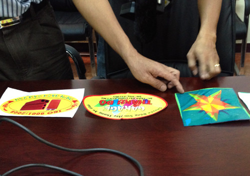 Giá mỗi chiếc logo từ 2,5 đến 3 triệu đồng mỗi tháng.