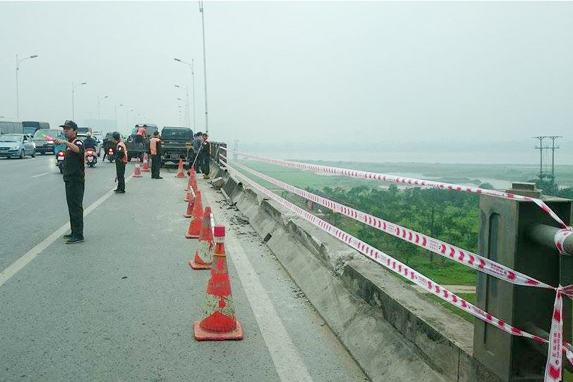 Lan can cầu Vĩnh Tuy bị ủi tung.