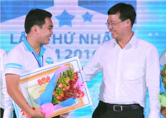 Anh Lê Quốc Phong, Ủy viên dự khuyết Ban Chấp hành Trung ương Đảng, Bí thư thứ nhất Trung ương Đoàn, Chủ tịch Trung ương Hội Sinh viên Việt Nam chúc mừng thí sinh Đào Việt Bách (Đại học Bách Khoa Hà Nội).