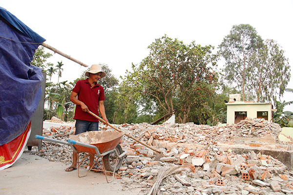 Các hộ dân rơi vào cảnh màn trời chiếu đất khi đập bỏ hoàn toàn nhà cửa của mình. Ảnh: Thanh Trần.