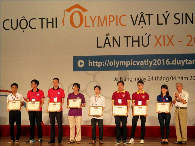 Trao giải nhất phần thi Giải bài tập cho các thí sinh