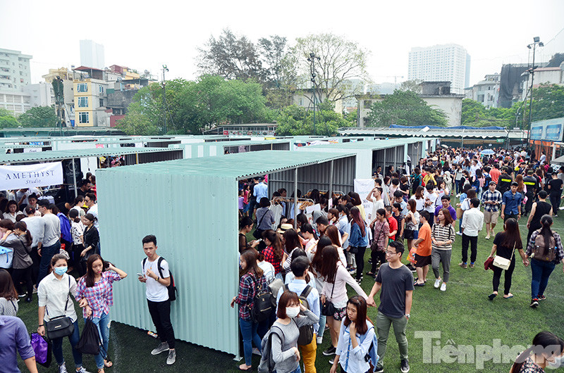 Quang cảnh phiên chợ lúc đang hoạt động.