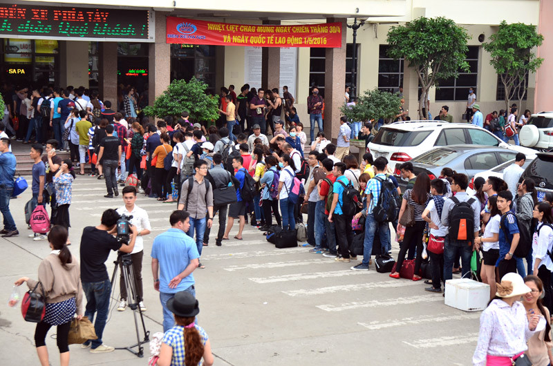 Chiều 29/4, tại một số bến xe ở thủ đô Hà Nội, ken kín người đến mua vé về quê trong dịp nghỉ lễ 30/4-1/5.