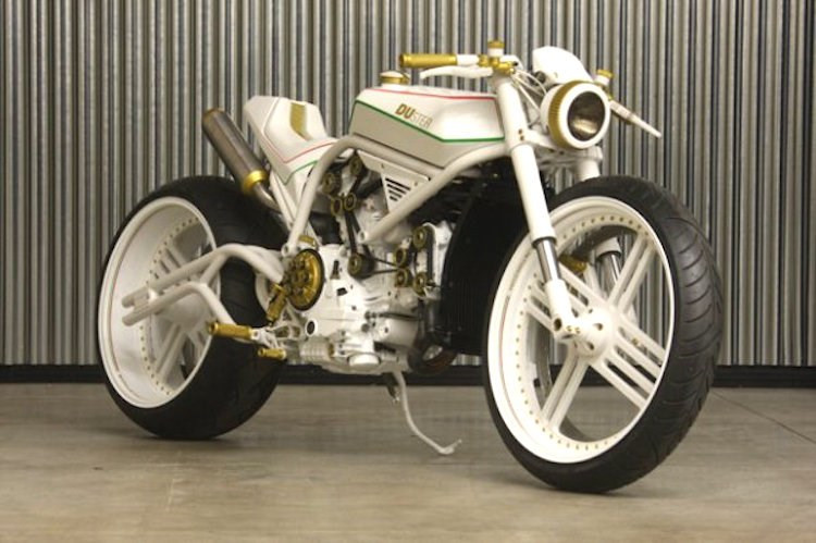 Belarus không phải là một đất nước nổi danh trên bản đồ xe độ Thế giới, tuy nhiên đây lại là nơi Yuri Shif Custom - Một xưởng độ "chuyên trị" các mẫu xe Ducati được khai sinh.