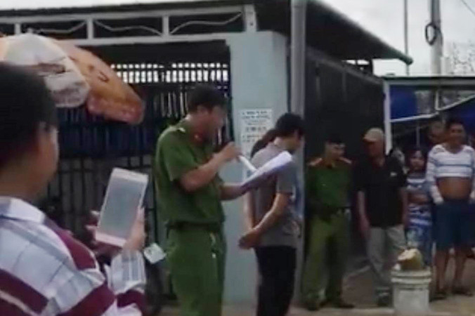 Công an thị trấn Dương Đông bêu rếu tên người mua dâm ở ngoài đường.