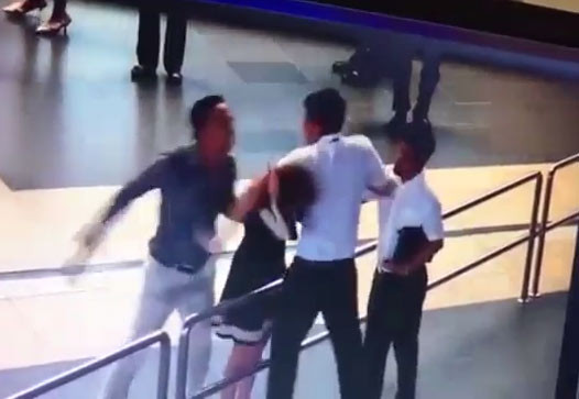 Liên quan đến vụ việc nhân viên hàng không bị khách đánh tại sân bay Nội Bài, sáng nay (20/10), cuộc họp về sự việc này do lãnh đạo Cục Hàng không chủ trì đã khẳng định sẽ xử lý nghiêm khắc những người có liên quan, bất kể là “con ông cháu cha”. 