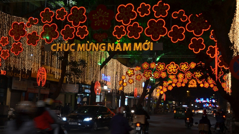 Hà Nội lung linh ánh đèn chào đón năm mới