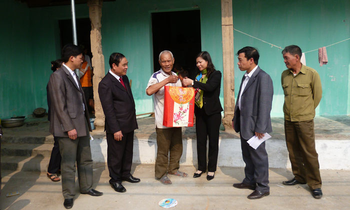 Bí thư Huyện ủy Chương Mỹ Nguyễn Thị Tuyến trao quà cho gia đình ông Tưng. Ảnh: Đức Bảo.