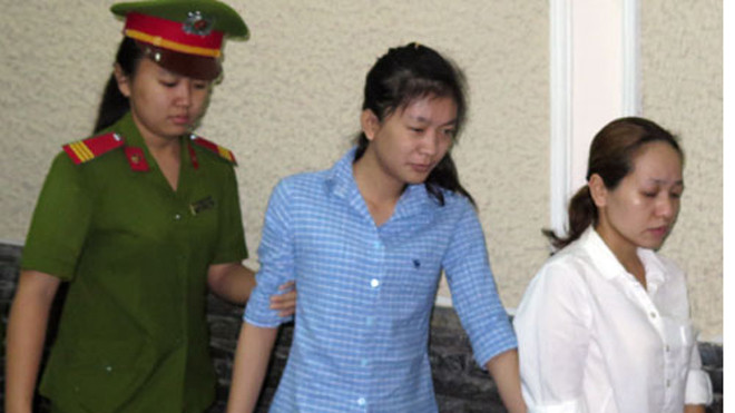 Hai bảo mẫu hành hạ trẻ em cùng lĩnh 3 năm tù