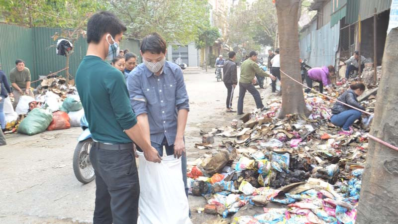 Sau đám cháy, chủ kho hàng đi nhặt từng gói bột canh