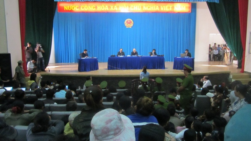 Phẫn nộ trong phiên xử 2 bảo mẫu hành hạ trẻ em 