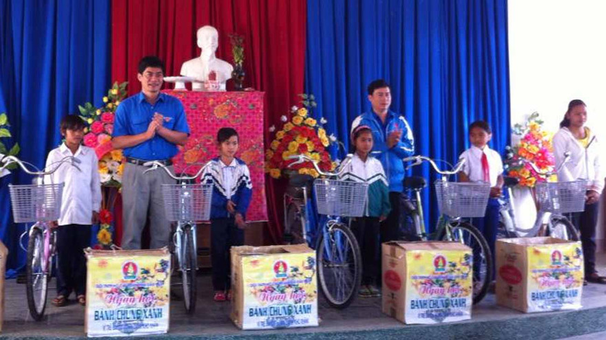 Trao xe đạp và bánh chưng cho trẻ em nghèo.