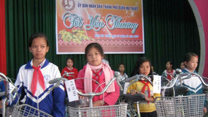 	Trao xe đạp học sinh nghèo