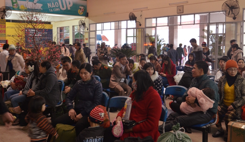 Bất chấp mưa rét, bến xe chật kín người về quê ăn Tết