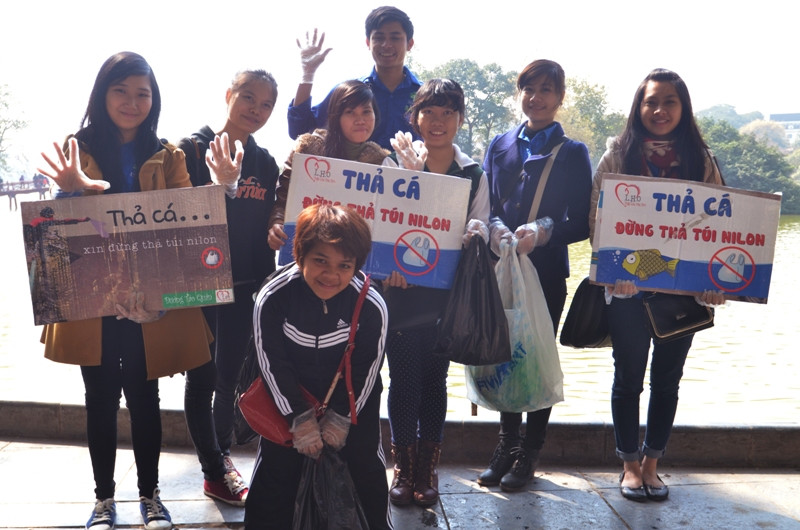 Sinh viên tình nguyện dọn rác ngày ông Công, ông Táo