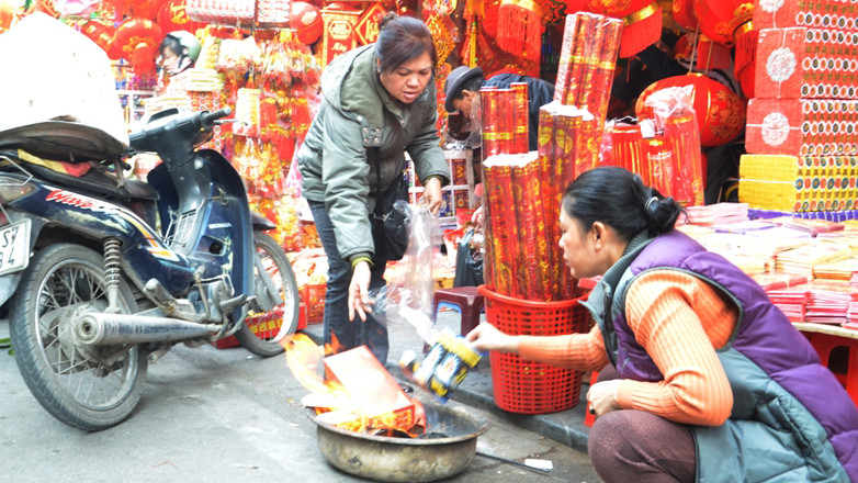Phố cổ đỏ lửa ngày tiễn ông Táo về trời