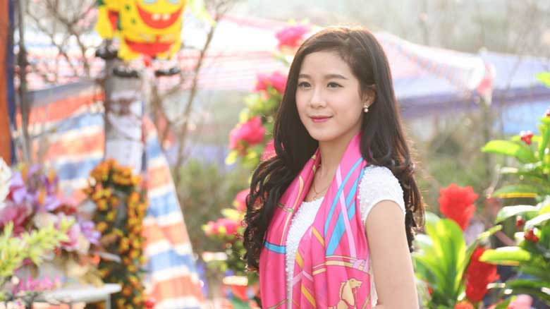 Nữ sinh duyên dáng bên hoa xuân