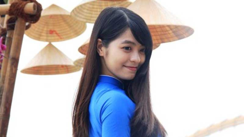 Bạn trẻ hào hứng, tạo dáng bên đường hoa Đà Nẵng 