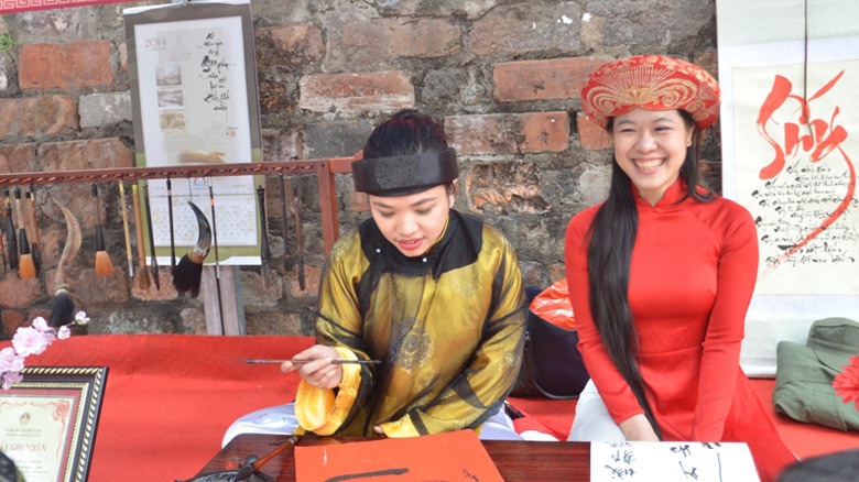 Bà đồ xuống phố ông đồ