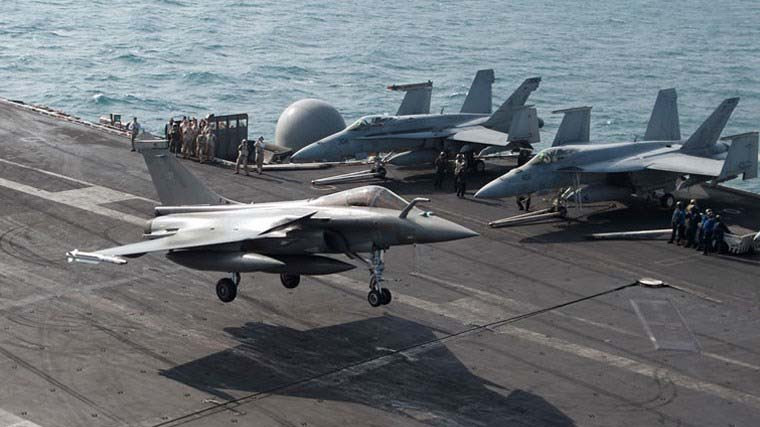 Cận cảnh siêu tiêm kích Rafale cất cánh trên tàu sân bay