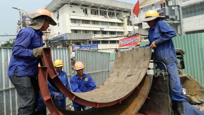 Công nhân công trình cầu Lê Văn Sỹ tất bật làm việc trong ngày đưa ông Táo về trời.