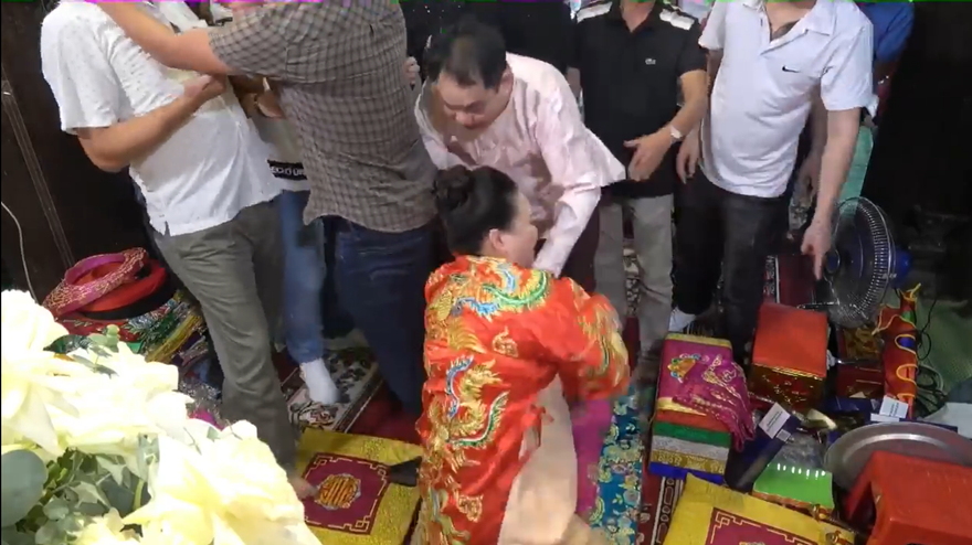 Bức xúc vụ đánh nhau trước cửa Mẫu tại Phủ Dầy