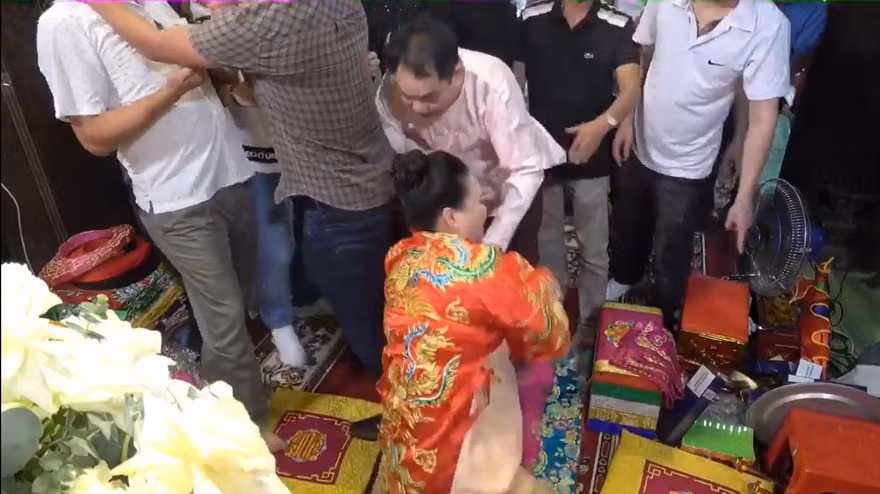 Bức xúc vụ đánh nhau trước cửa Mẫu tại Phủ Dầy