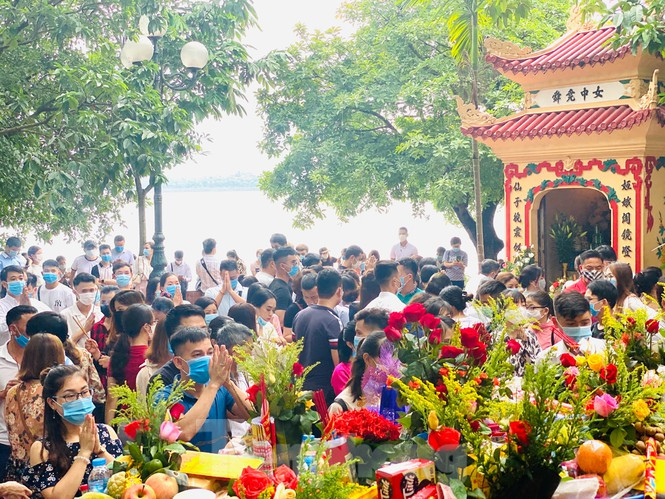 Tạm đóng cửa Phủ Tây Hồ vì quá đông người tới hành lễ. Ảnh: Trọng Tài