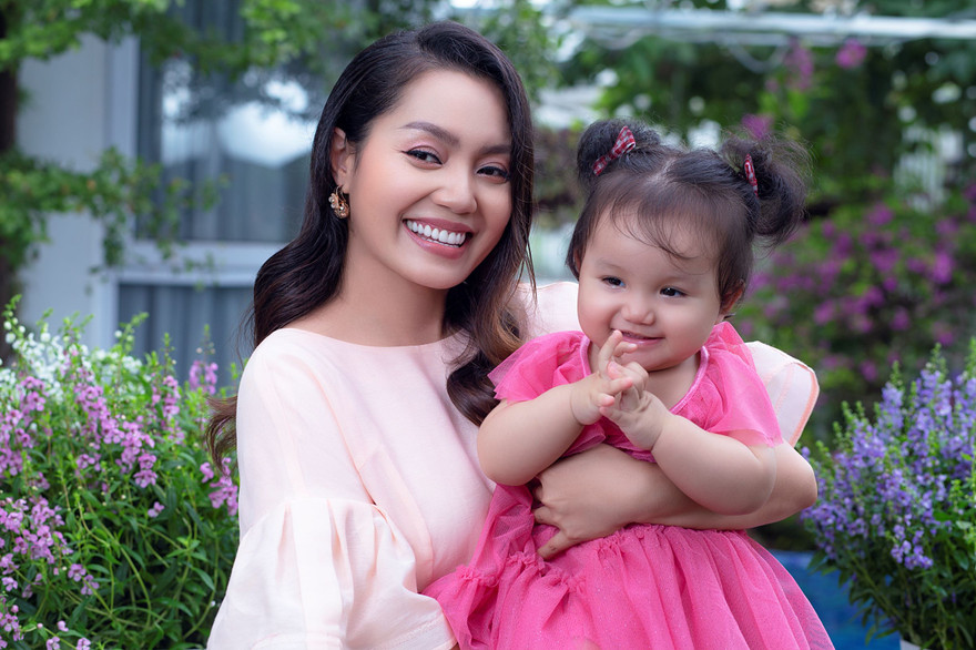 Ca sĩ Ngọc Anh khoe cô công chúa thứ hai
