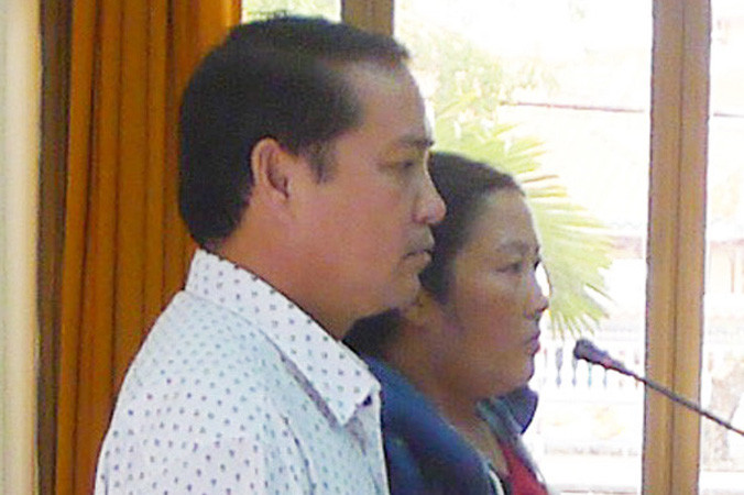 Vợ chồng ông Hưng trong một lần ra tòa. Ảnh: Nhật Tân.