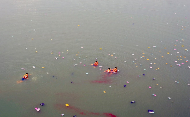 Lực lượng cứu hộ lặn tìm người nhảy cầu Nha Bích. Ảnh: L.Ngân/Zing